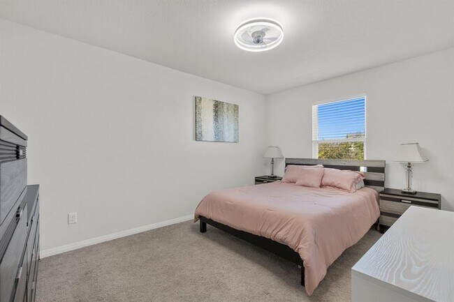 Building Photo - 3201 E College Park Dr