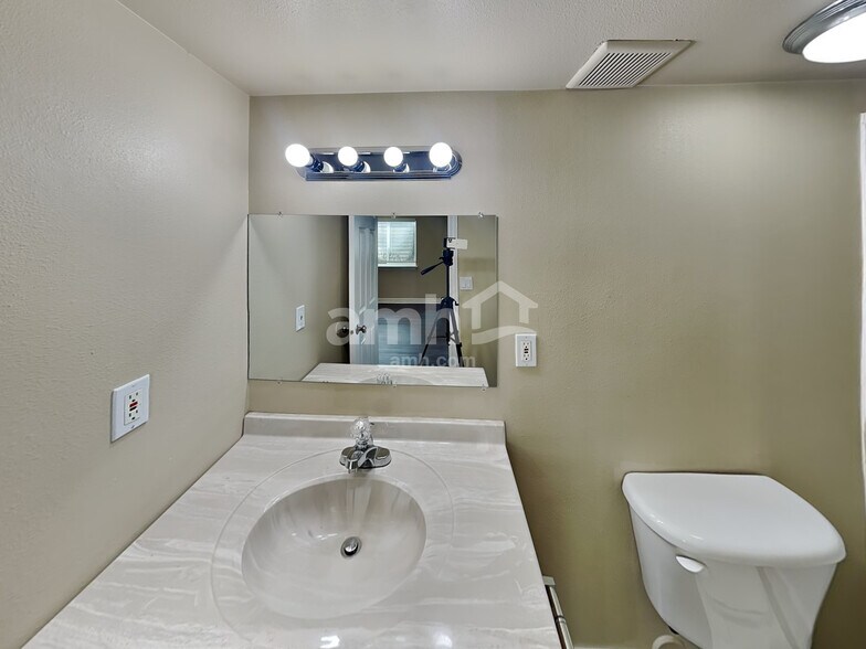 Building Photo - 1403 E 820 S