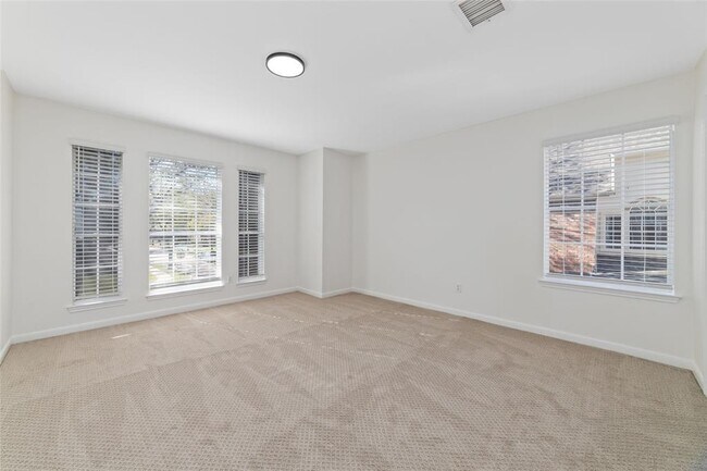 Building Photo - 2719 Oakland Dr