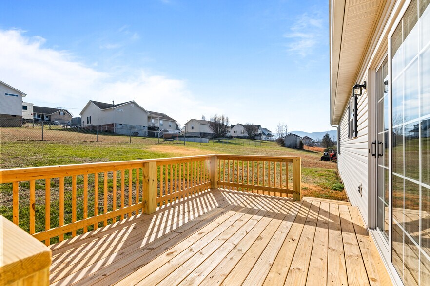 Building Photo - 230 Clover Cir