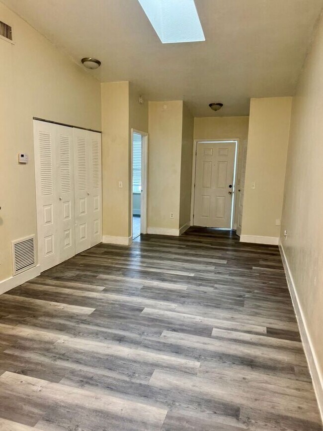 Building Photo - 3 Bedroom 2 Bath Winter Garden Townhome with Remodeled Kitchen and a Fenced Backyard!