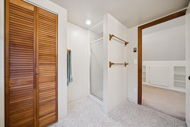 Building Photo - Beautiful Hillsdale 4 BR, 2 BA home