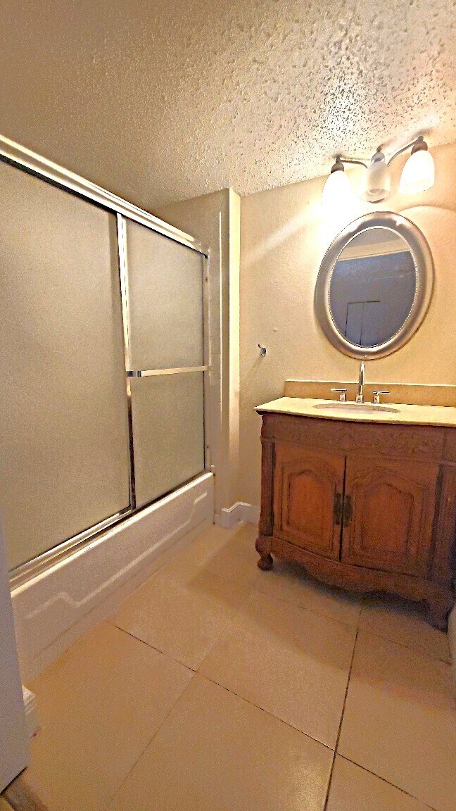Building Photo - 01 + Den water included - Frist Floor unit...
