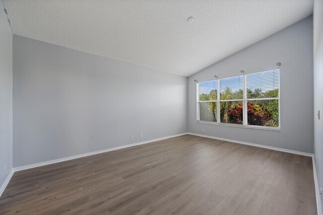 Building Photo - 9520 Lago Dr