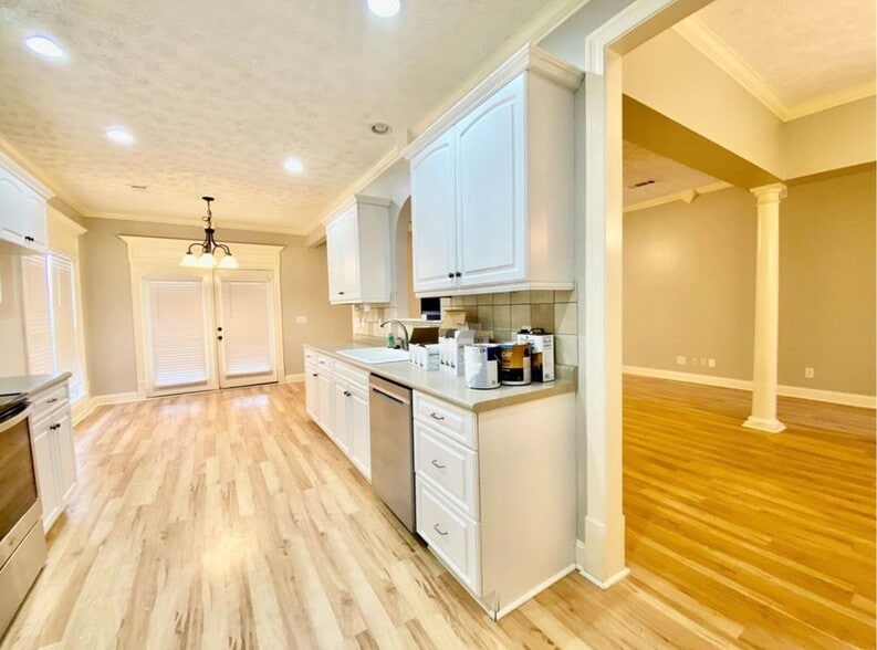 Building Photo - 100 Brittany Dr S