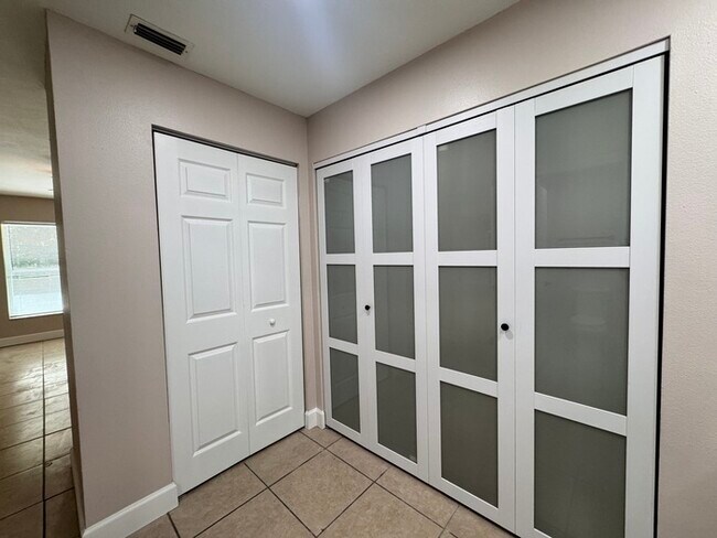 Building Photo - Fully Renovated Palm Harbor Home