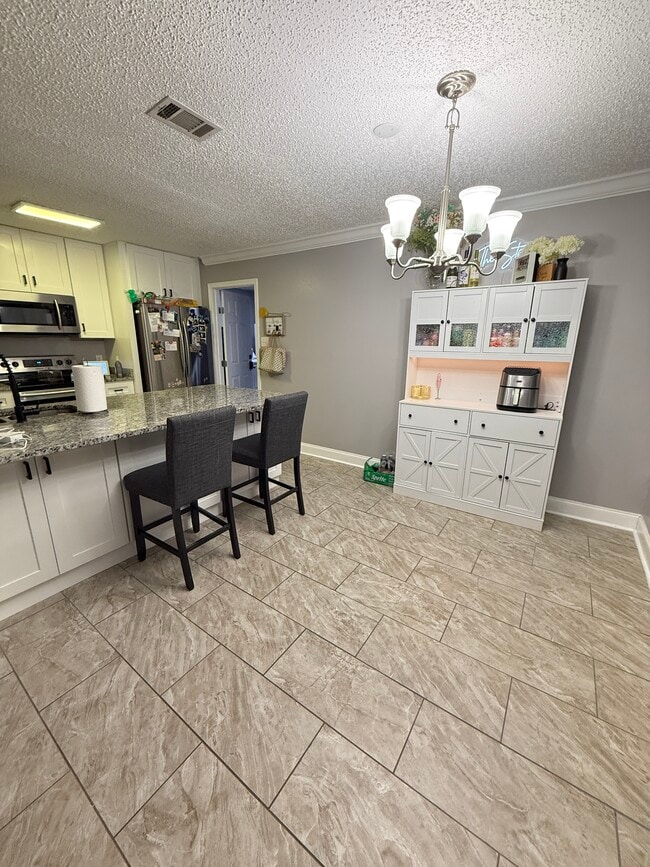 Building Photo - 204 Dale Ave