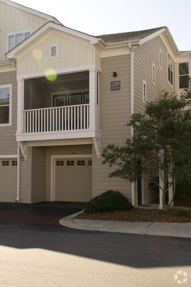Building Photo - Townhouse in Gated Community with Attached...