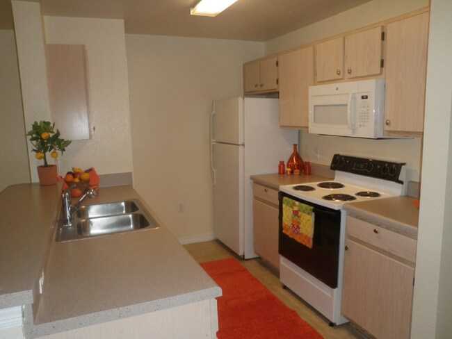 Building Photo - 5475 Vineland Rd