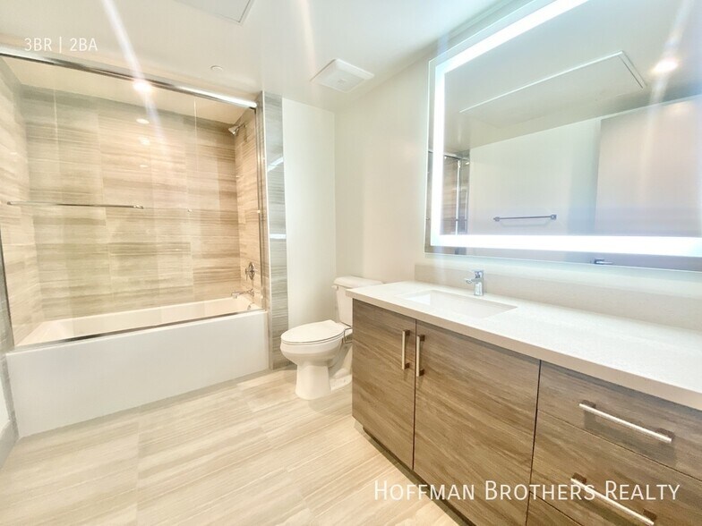 Building Photo - 4849 Oakwood Ave