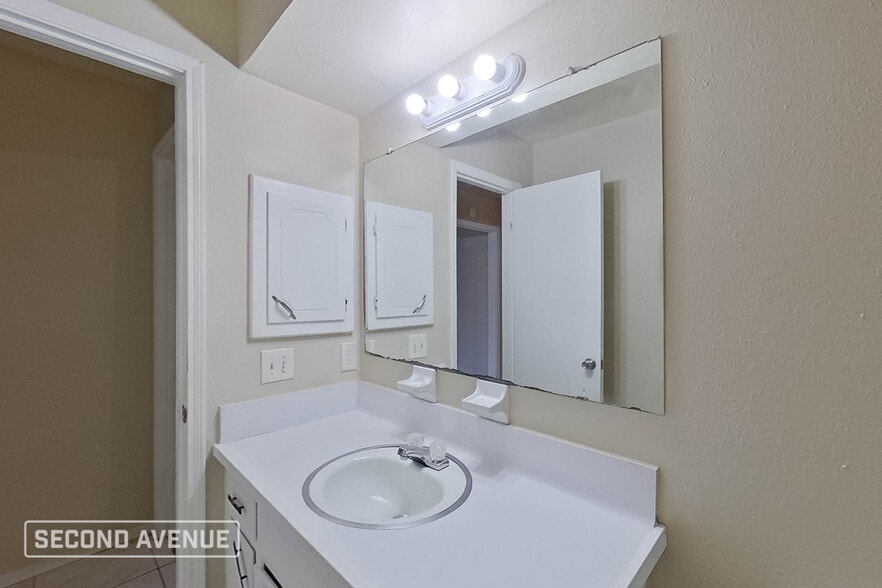 Building Photo - 9702 Hillis St