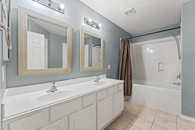 Building Photo - 11919 Piney Bend Dr