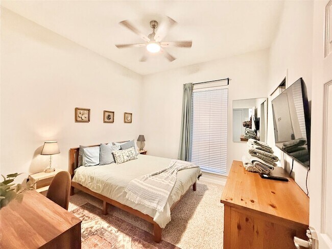Building Photo - 16235 Red Wood Cir N