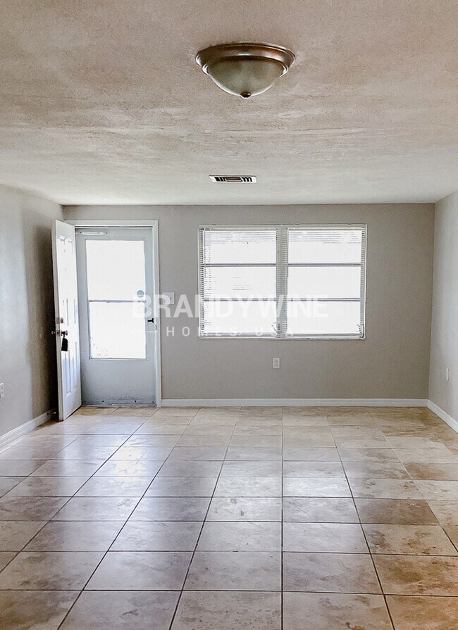 Building Photo - 7317 Oak Crest Dr