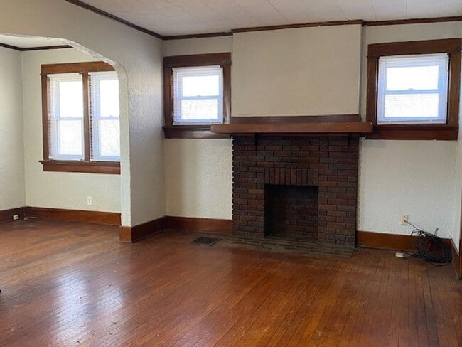 Building Photo - A charming three bedroom, one bathroom sin...