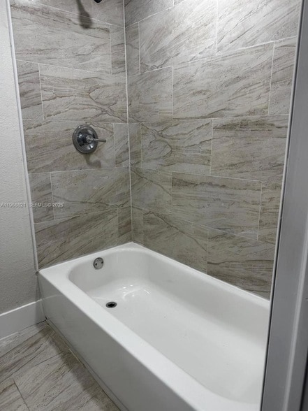 Building Photo - 582 E 18th St