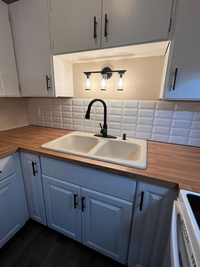 Building Photo - Fully Remodeled Rockwood 2-Bedroom