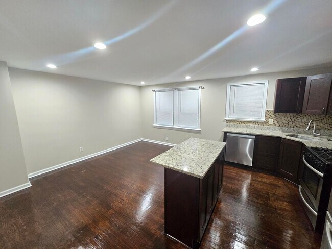 Building Photo - Beautiful 4 Bedroom 2 Bathroom East Baltim...