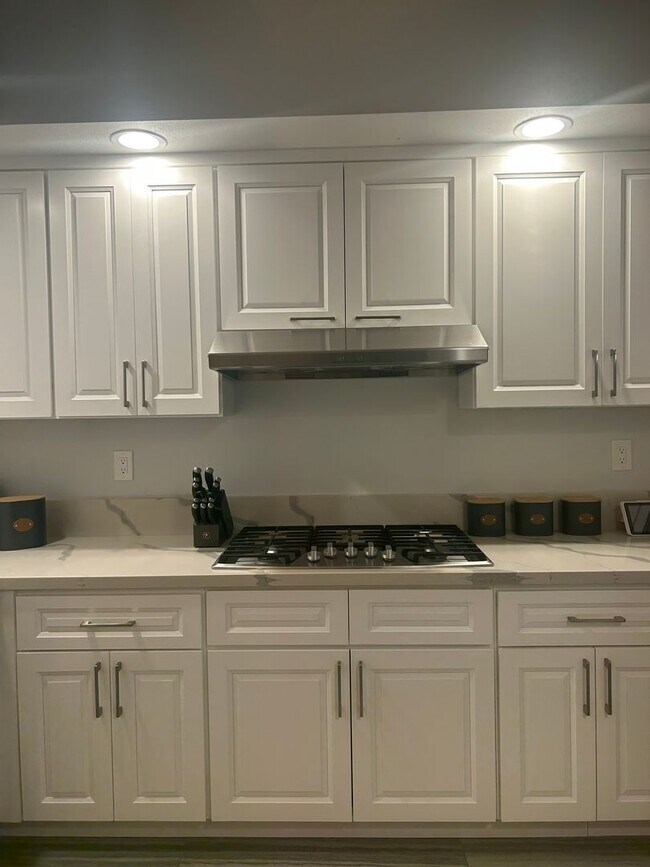 Building Photo - 2 Bed 2.5 bath townhome located on the golf course!