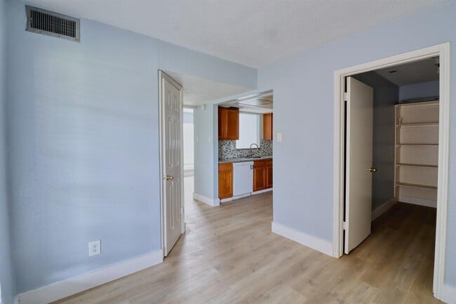 Building Photo - 6911 Pouter Dr