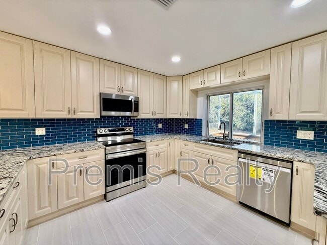 Building Photo - 957 Weathersfield Dr