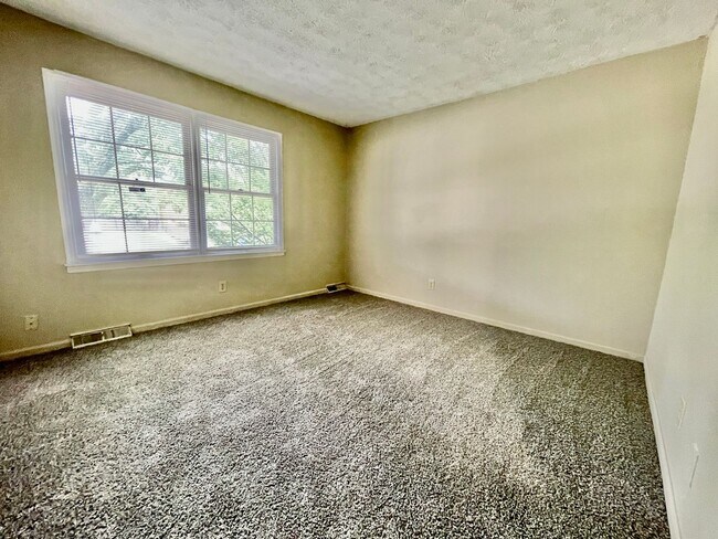 Building Photo - 3 Bedroom Duplex in Tates Creek!