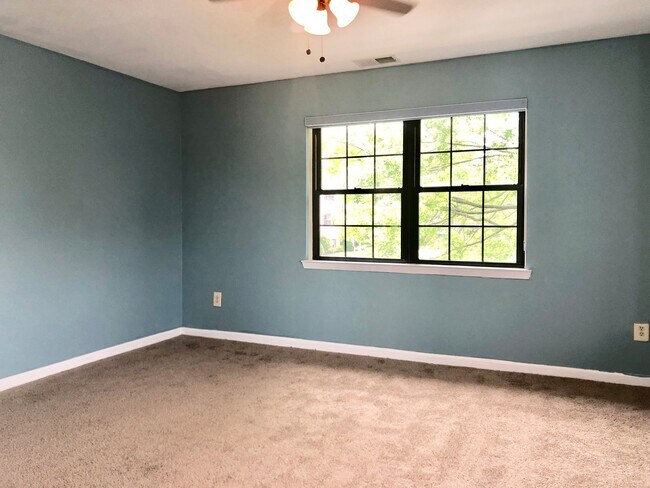 Building Photo - Updated 2Bed/2Bath Top-Floor Towson Condo ...