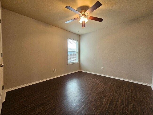 Building Photo - Quaint 3BR/2BA home close to UofA with large fenced yard! Low maintenance vinyl plank flooring!