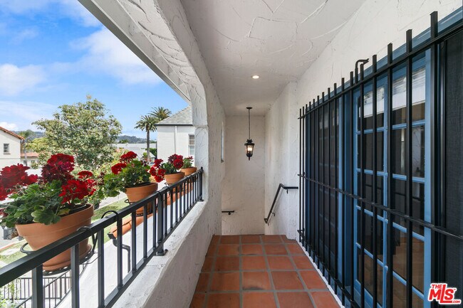 Building Photo - 458 N Sierra Bonita Ave