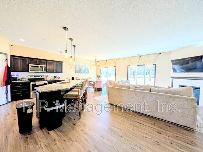 Building Photo - 5286 Greenwood Dr