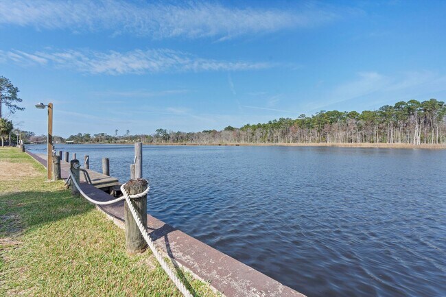Building Photo - Your waterfront escape awaits!