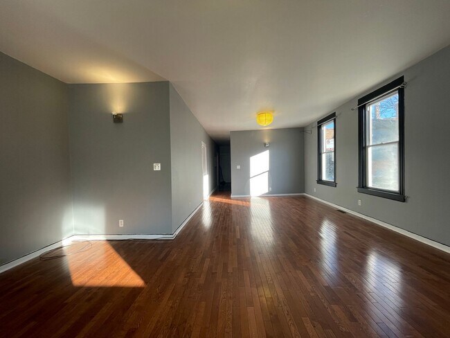 Building Photo - 1819 S May St