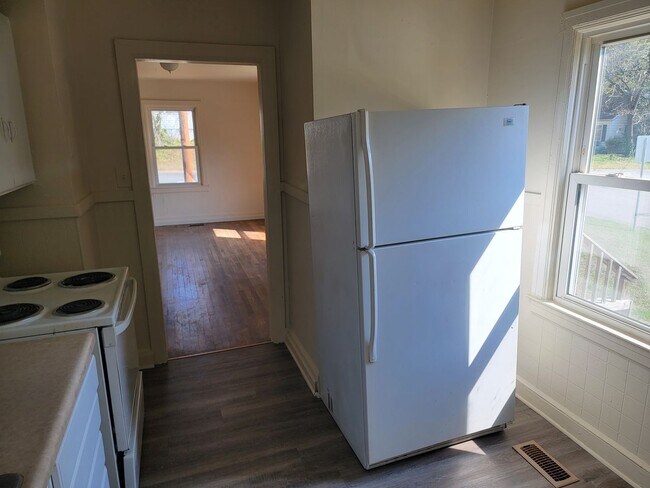 Building Photo - 2 Bedroom House