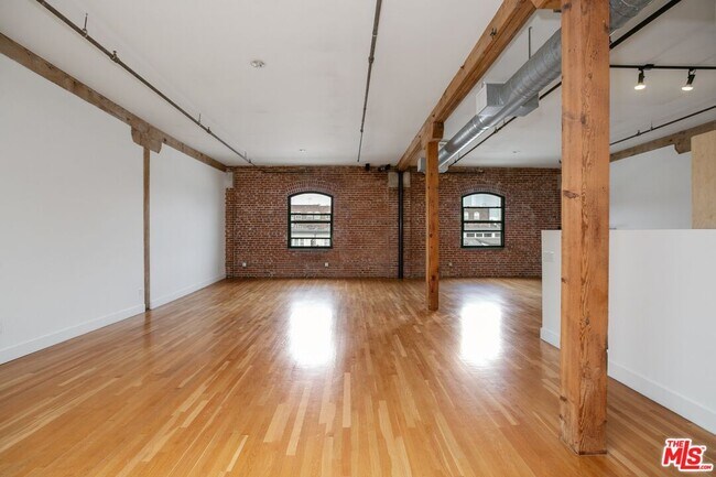 Building Photo - 215 S Santa Fe Ave