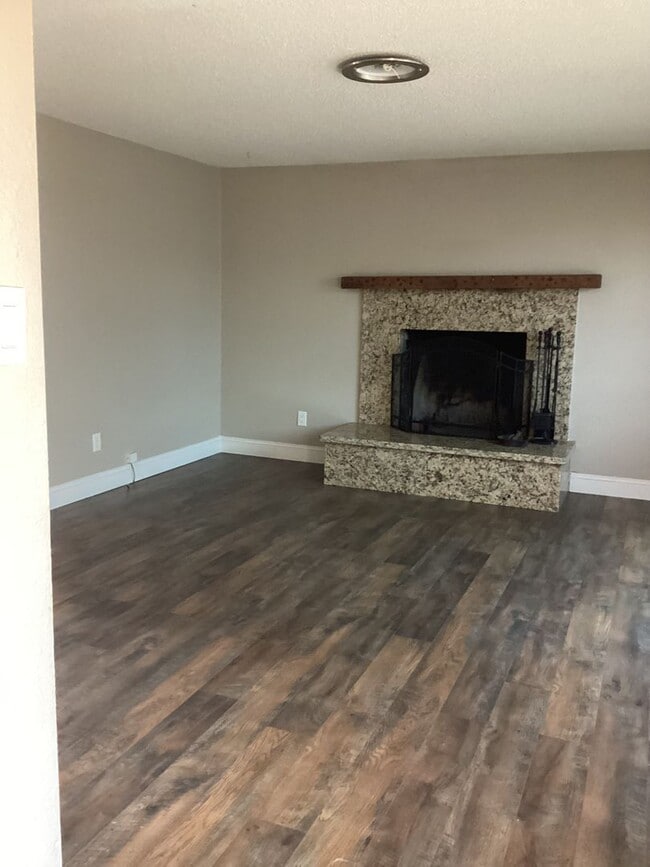 Building Photo - NEW ON THE MARKET - SPPACIOUS 3 BEDROOM, 2...