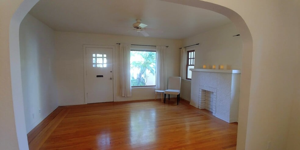Building Photo - 724 11th St