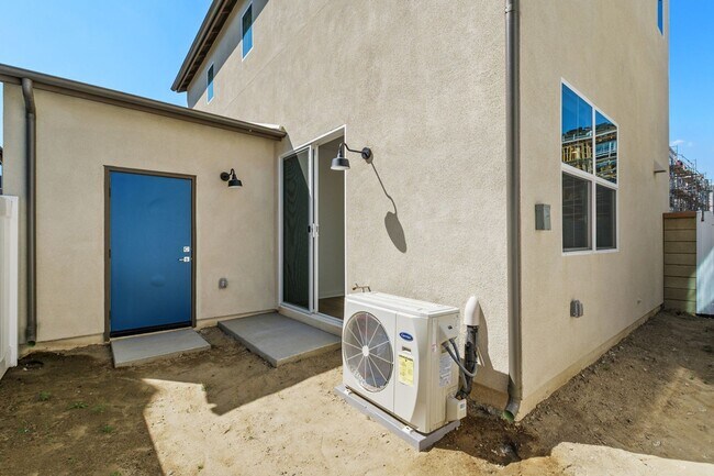 Building Photo - Modern Comfort & Style in Prime Ontario Location