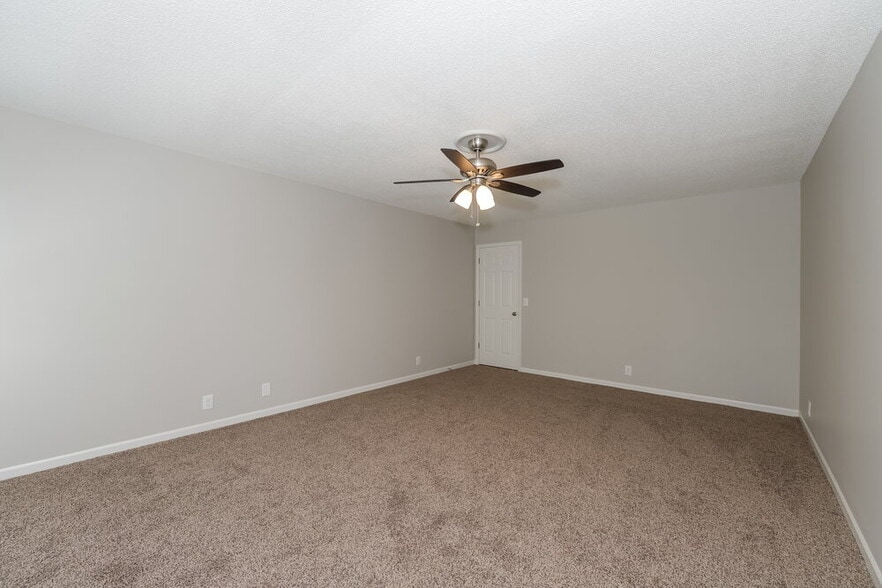 Building Photo - 3933 Hillshire Dr