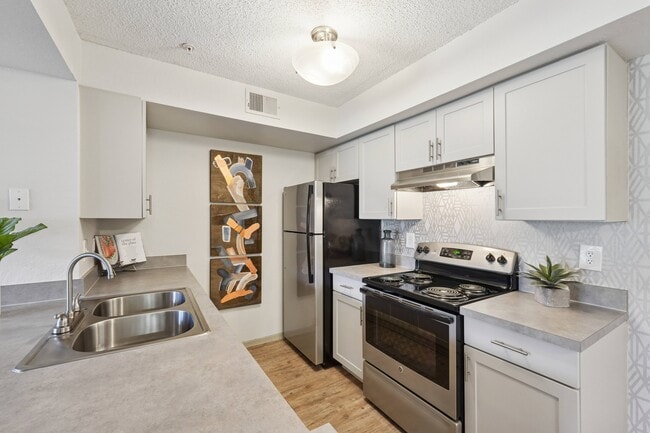 Building Photo - Alvista Sterling Palms