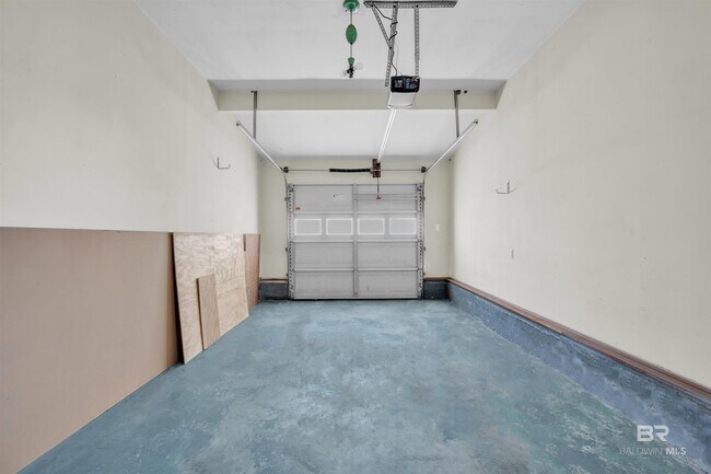 Building Photo - 252 South Dr