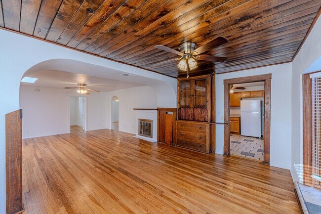 Building Photo - 609 Candelaria Rd NW