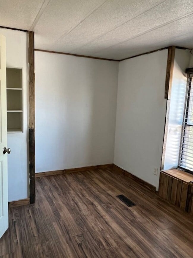 Building Photo - Cozy 2 Bedroom