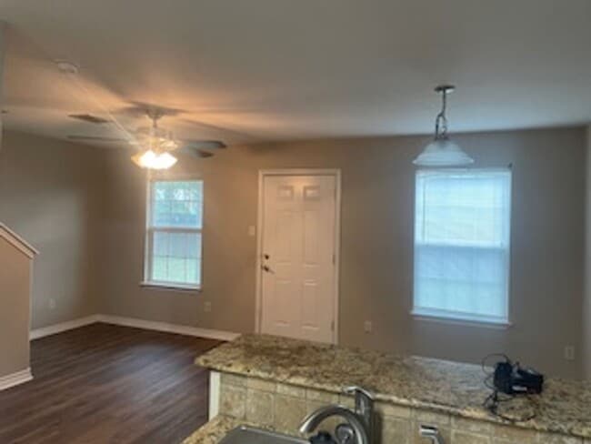 Building Photo - 3/2/1 Toen Home close to Tarleton