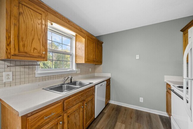 Building Photo - 3 Bedroom Pet Friendly Home For Rent Near Post!