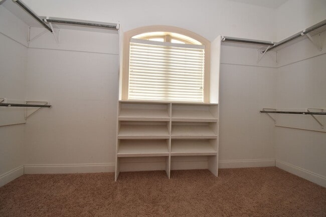 Building Photo - Spacious 3 Bedroom, 2 Bath Home