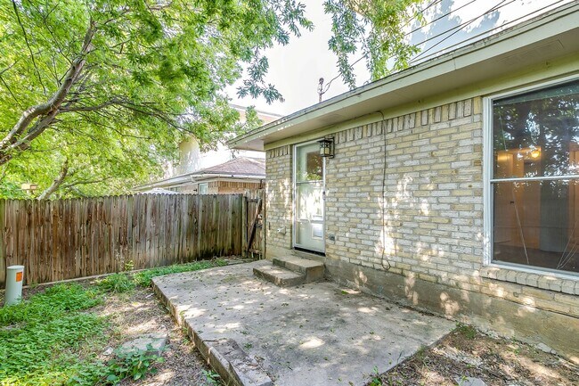 Building Photo - One side of 2 story duplex available-  3 b...