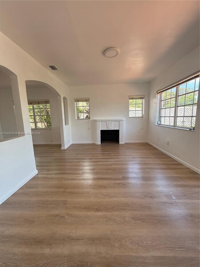 Building Photo - 1218 SW 11th Ave