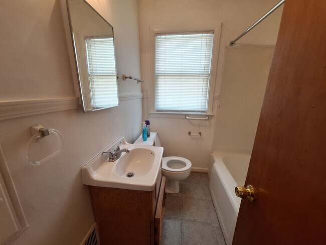 Building Photo - Charming 2 bedroom home in Harper Woods