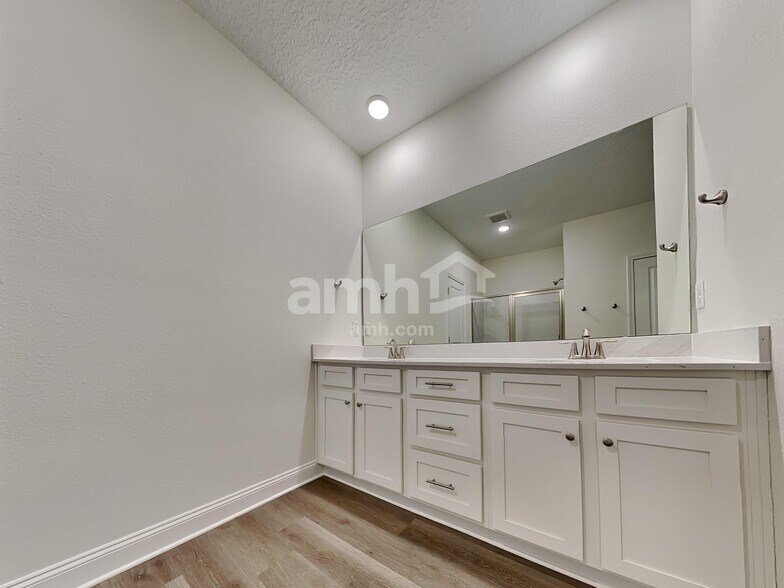 Building Photo - 11560 Bay Hl Cir