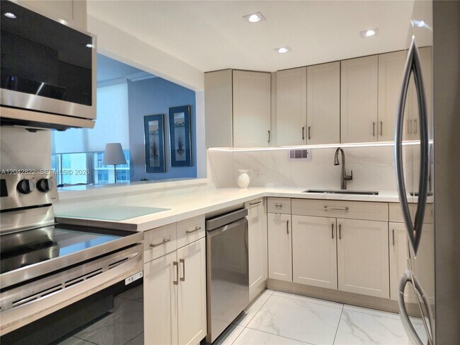 Building Photo - 3505 S Ocean Dr